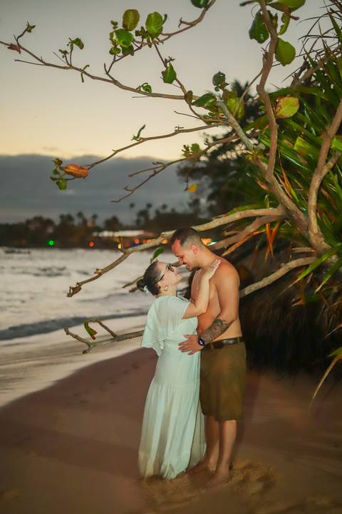 Trabalhar com fotografia em Praia do Forte-BA é transformar paisagens paradisíacas em retratos que contam histórias de amor, amizade e família sob a luz perfeita.'