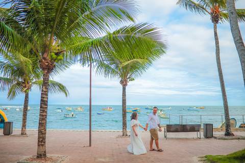 Celebrar o amor em um casamento no Vila Galé Resort é unir sofisticação ao cenário paradisíaco da Bahia. Cada detalhe se transforma em fotografia atemporal cheia de sentimento.'