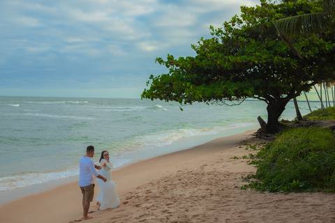 Celebrar o amor em um casamento no Vila Galé Resort é unir sofisticação ao cenário paradisíaco da Bahia. Cada detalhe se transforma em fotografia atemporal cheia de sentimento.'