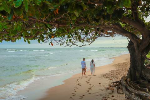 O Iberostar Praia do Forte é cenário de histórias inesquecíveis. Como fotógrafo, capto instantes de amor e emoção que refletem a grandiosidade desse resort à beira-mar.'