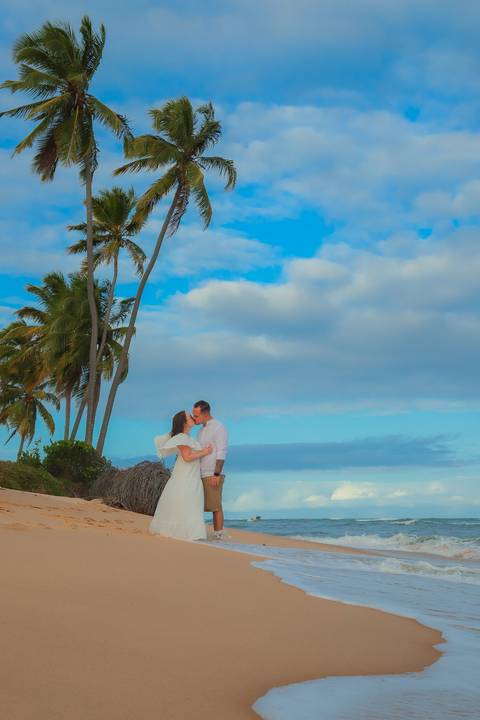 O Iberostar Praia do Forte é cenário de histórias inesquecíveis. Como fotógrafo, capto instantes de amor e emoção que refletem a grandiosidade desse resort à beira-mar.'