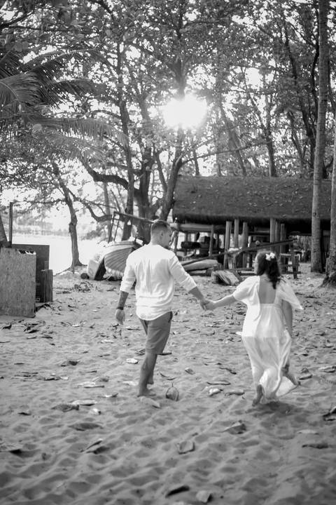 Cada foto na Praia do Forte-BA guarda a magia de um lugar onde o encontro do rio com o mar e o pôr do sol criam uma atmosfera única, perfeita para casais apaixonados.'