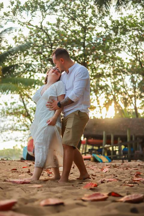 Cada foto na Praia do Forte-BA guarda a magia de um lugar onde o encontro do rio com o mar e o pôr do sol criam uma atmosfera única, perfeita para casais apaixonados.'