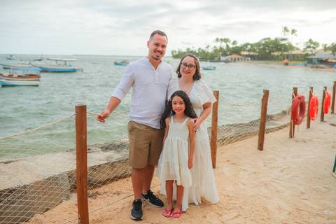 Como fotógrafo em Praia do Forte-BA, busco capturar não só imagens, mas histórias vivas. Cada pré-casamento que registro revela a essência do casal em cenários mágicos de mar, sol e emoção.'