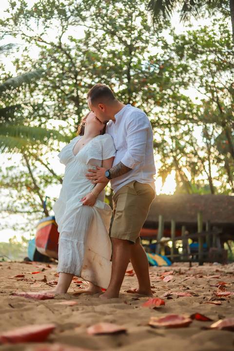 Cada foto na Praia do Forte-BA guarda a magia de um lugar onde o encontro do rio com o mar e o pôr do sol criam uma atmosfera única, perfeita para casais apaixonados.'