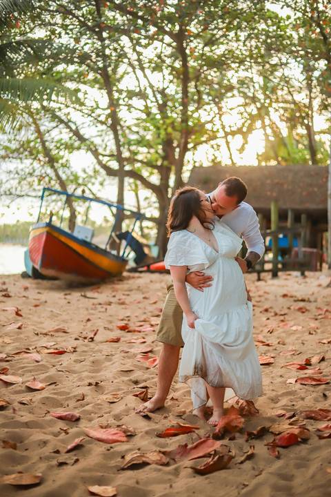 Cada foto na Praia do Forte-BA guarda a magia de um lugar onde o encontro do rio com o mar e o pôr do sol criam uma atmosfera única, perfeita para casais apaixonados.'