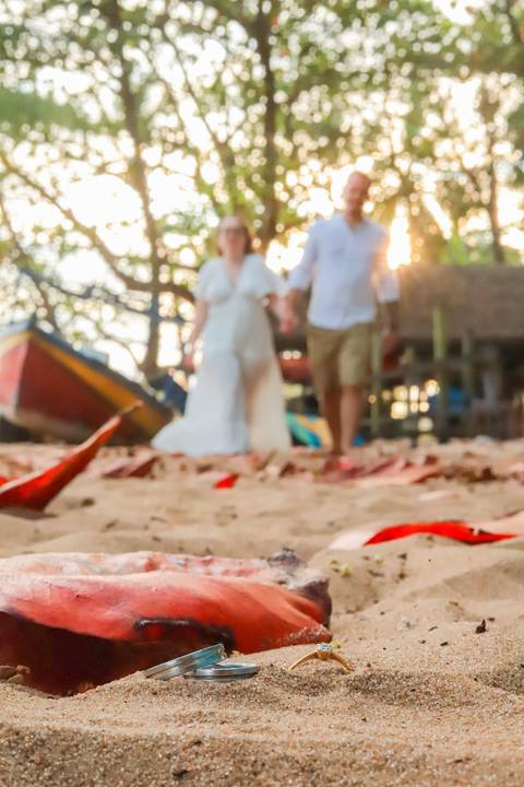 Cada foto na Praia do Forte-BA guarda a magia de um lugar onde o encontro do rio com o mar e o pôr do sol criam uma atmosfera única, perfeita para casais apaixonados.'