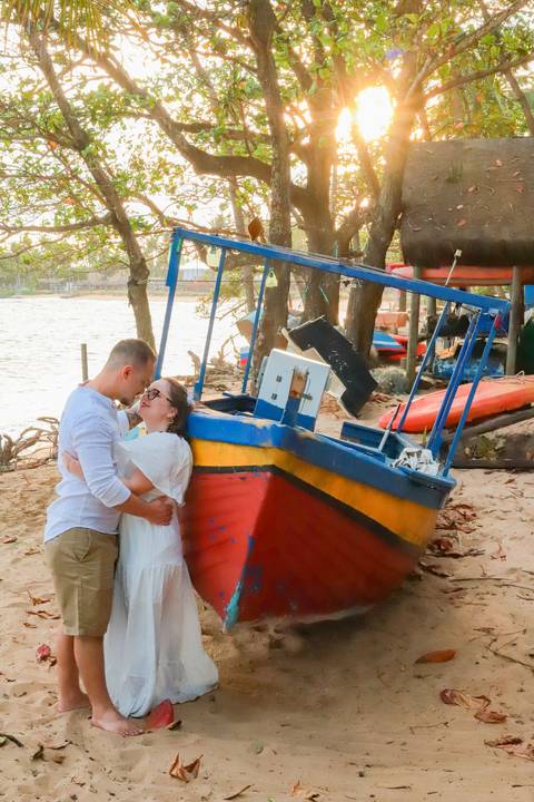 Cada foto na Praia do Forte-BA guarda a magia de um lugar onde o encontro do rio com o mar e o pôr do sol criam uma atmosfera única, perfeita para casais apaixonados.'