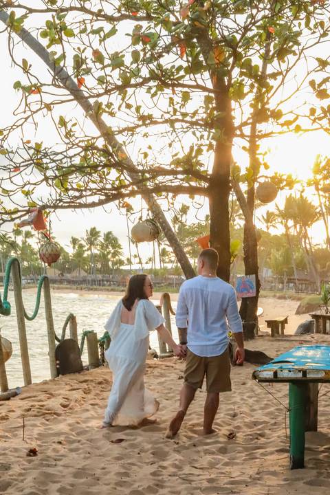 Cada foto na Praia do Forte-BA guarda a magia de um lugar onde o encontro do rio com o mar e o pôr do sol criam uma atmosfera única, perfeita para casais apaixonados.'