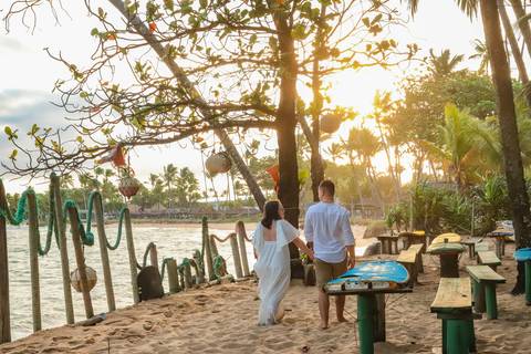Cada foto na Praia do Forte-BA guarda a magia de um lugar onde o encontro do rio com o mar e o pôr do sol criam uma atmosfera única, perfeita para casais apaixonados.'