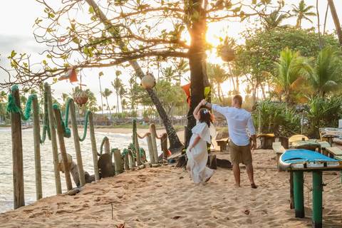 Se você busca o que fazer em Praia do Forte, o pôr do sol à beira-mar é um espetáculo imperdível. Como fotógrafo, transformo esse momento em imagens que encantam para sempre.'