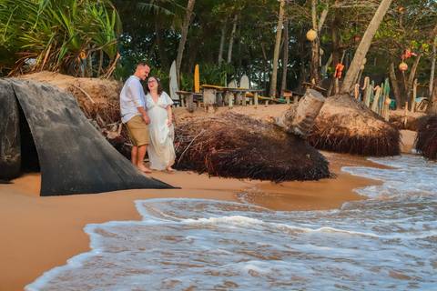 Se você busca o que fazer em Praia do Forte, o pôr do sol à beira-mar é um espetáculo imperdível. Como fotógrafo, transformo esse momento em imagens que encantam para sempre.'