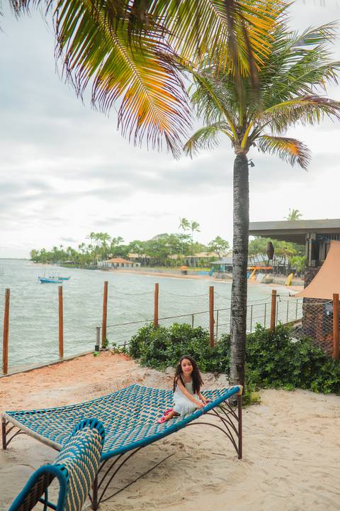 Como fotógrafo em Praia do Forte-BA, busco capturar não só imagens, mas histórias vivas. Cada pré-casamento que registro revela a essência do casal em cenários mágicos de mar, sol e emoção.'