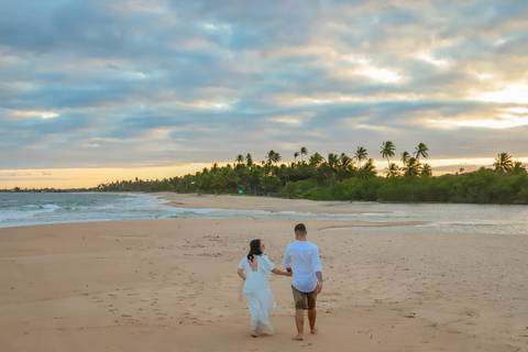Se você busca o que fazer em Praia do Forte, o pôr do sol à beira-mar é um espetáculo imperdível. Como fotógrafo, transformo esse momento em imagens que encantam para sempre.'