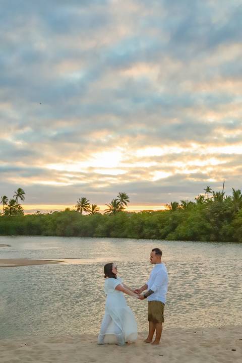 Se você busca o que fazer em Praia do Forte, o pôr do sol à beira-mar é um espetáculo imperdível. Como fotógrafo, transformo esse momento em imagens que encantam para sempre.'