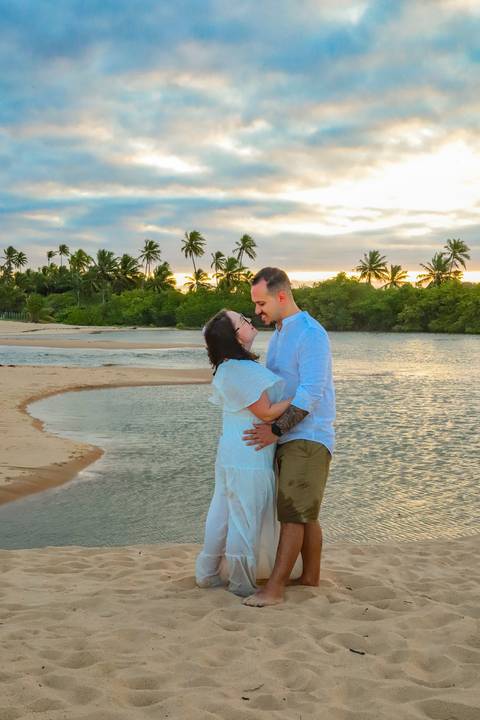 Se você busca o que fazer em Praia do Forte, o pôr do sol à beira-mar é um espetáculo imperdível. Como fotógrafo, transformo esse momento em imagens que encantam para sempre.'