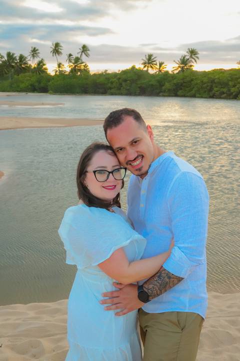 Se você busca o que fazer em Praia do Forte, o pôr do sol à beira-mar é um espetáculo imperdível. Como fotógrafo, transformo esse momento em imagens que encantam para sempre.'