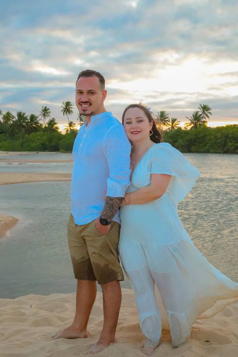 Se você busca o que fazer em Praia do Forte, o pôr do sol à beira-mar é um espetáculo imperdível. Como fotógrafo, transformo esse momento em imagens que encantam para sempre.'