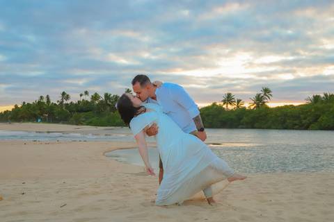 Um pré-casamento na praia é sinônimo de romance e leveza. Praia do Forte oferece cenários que unem natureza, cultura e emoção, perfeitos para eternizar cada gesto de amor.'