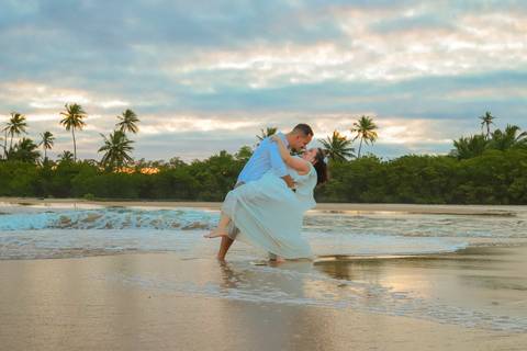Um pré-casamento na praia é sinônimo de romance e leveza. Praia do Forte oferece cenários que unem natureza, cultura e emoção, perfeitos para eternizar cada gesto de amor.'