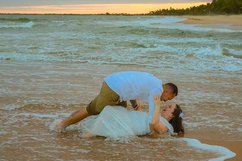 Um pré-casamento na praia é sinônimo de romance e leveza. Praia do Forte oferece cenários que unem natureza, cultura e emoção, perfeitos para eternizar cada gesto de amor.'