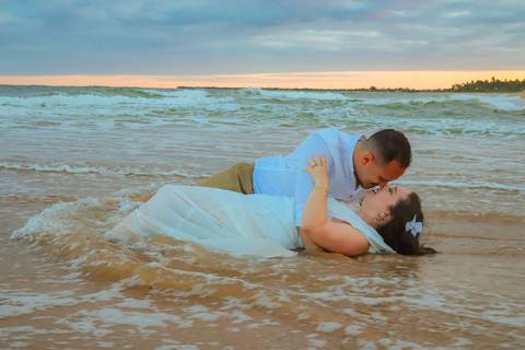 Um pré-casamento na praia é sinônimo de romance e leveza. Praia do Forte oferece cenários que unem natureza, cultura e emoção, perfeitos para eternizar cada gesto de amor.'
