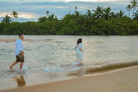 Sou Waldyr Lantyer, fotógrafo de casamento e pré-casamento. Minha missão é eternizar histórias de amor em cenários paradisíacos como a Praia do Forte, na Bahia.'