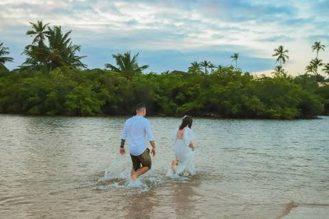 Sou Waldyr Lantyer, fotógrafo de casamento e pré-casamento. Minha missão é eternizar histórias de amor em cenários paradisíacos como a Praia do Forte, na Bahia.'