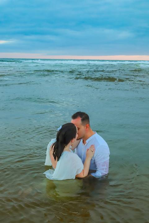 Para quem procura o que fazer em Praia do Forte, um ensaio fotográfico é uma experiência inesquecível. Além das praias, a vila e o pôr do sol oferecem cenários mágicos.'
