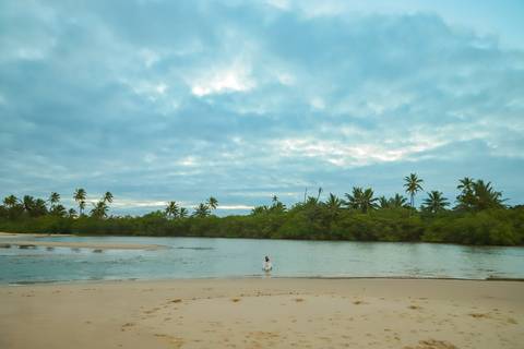 Para quem procura o que fazer em Praia do Forte, um ensaio fotográfico é uma experiência inesquecível. Além das praias, a vila e o pôr do sol oferecem cenários mágicos.'