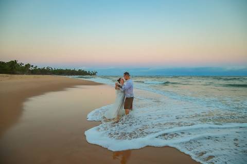 Trabalhar com fotografia em Praia do Forte-BA é transformar paisagens paradisíacas em retratos que contam histórias de amor, amizade e família sob a luz perfeita.'