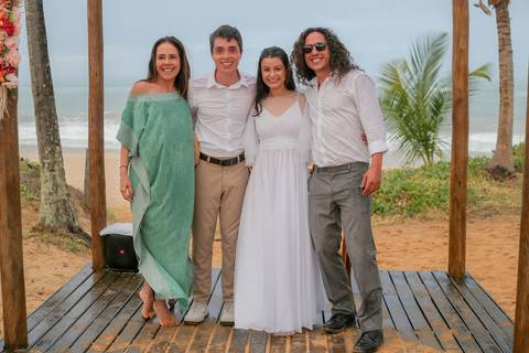 A cerimônia das areias trouxe um toque simbólico e espiritual à celebração, eternizando o momento em que duas vidas se unem em uma só.'