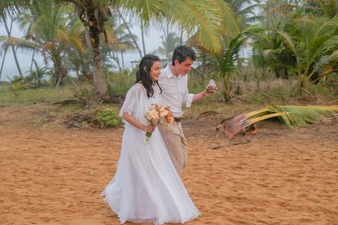 Como fotógrafo de casamento na Bahia, meu olhar busca capturar a energia e a autenticidade de cada história — e esta, sem dúvida, foi inesquecível.'