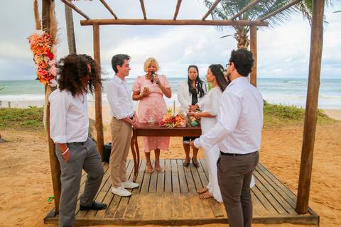 Um casamento íntimo, com família e poucos amigos, onde cada olhar e cada sorriso contaram a história de um amor verdadeiro e atemporal.'