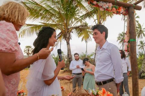 Um casamento íntimo, com família e poucos amigos, onde cada olhar e cada sorriso contaram a história de um amor verdadeiro e atemporal.'