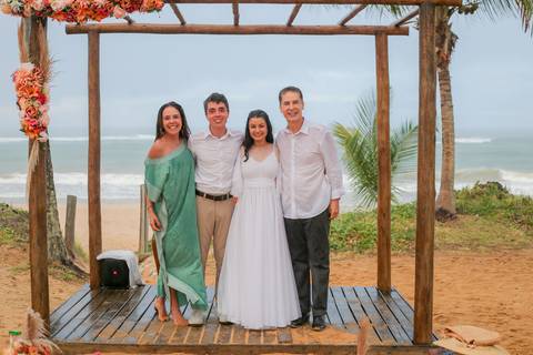 A cerimônia das areias trouxe um toque simbólico e espiritual à celebração, eternizando o momento em que duas vidas se unem em uma só.'