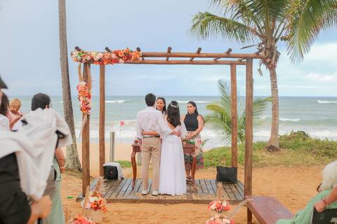 Um casamento com chuva e sol, na mesma tarde, provando que o amor é a única certeza quando o tempo decide mudar os planos.'