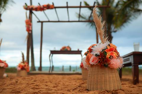 Um elopement wedding na Bahia, entre o sol e a chuva, mostrando que o verdadeiro amor não depende do clima, mas da conexão entre dois corações.'