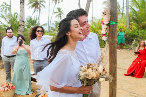 O Iberostar Praia do Forte foi o cenário perfeito para este casamento com os pés na areia, onde o vento e o som das ondas acompanharam os votos.'
