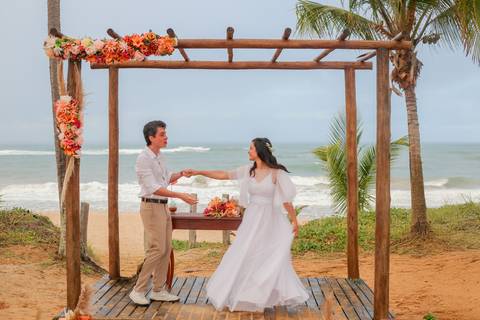 Este casamento civil em Praia do Forte foi um convite à simplicidade — um amor celebrado com o mar aos pés e o coração leve.'