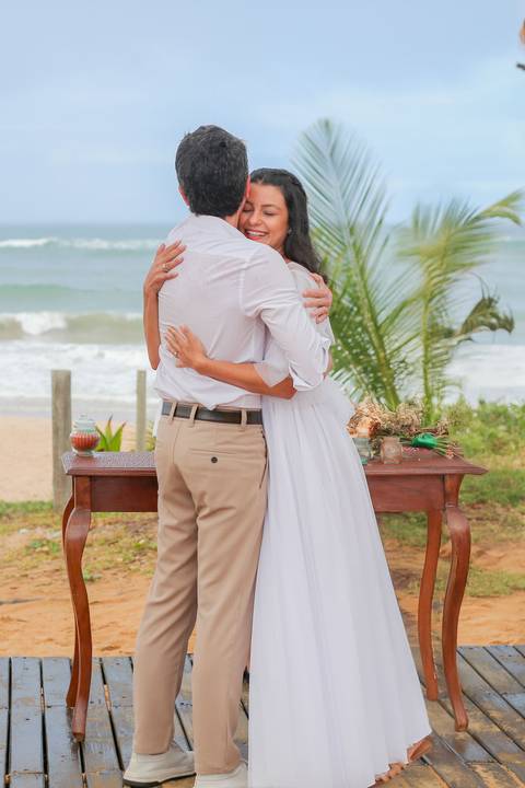 Este casamento civil em Praia do Forte foi um convite à simplicidade — um amor celebrado com o mar aos pés e o coração leve.'