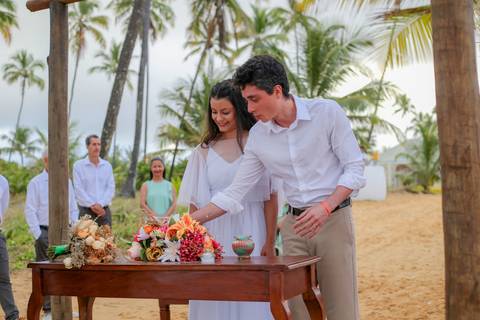A cerimônia das areias trouxe um toque simbólico e espiritual à celebração, eternizando o momento em que duas vidas se unem em uma só.'
