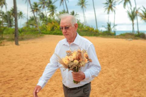 A fotografia de casamento na praia ganha nova vida neste registro cheio de emoção, luz natural e verdade, no cenário paradisíaco de Praia do Forte-Ba'
