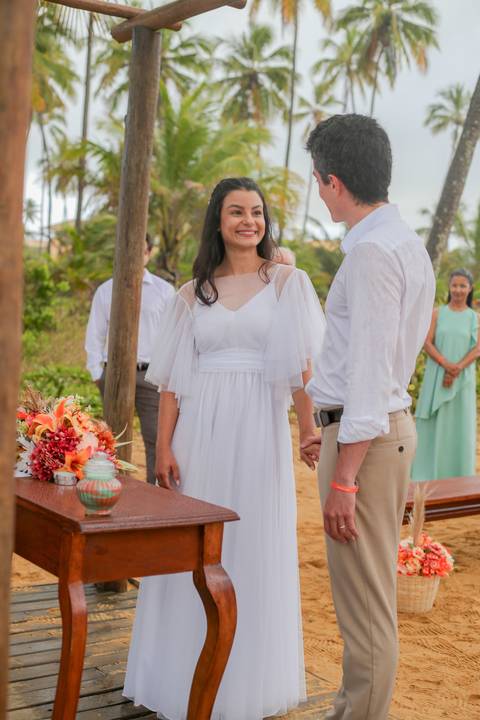 Um casamento com chuva e sol, na mesma tarde, provando que o amor é a única certeza quando o tempo decide mudar os planos.'