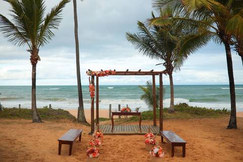 Um elopement wedding na Bahia, entre o sol e a chuva, mostrando que o verdadeiro amor não depende do clima, mas da conexão entre dois corações.'