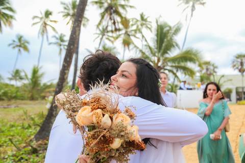 O Iberostar Praia do Forte foi o cenário perfeito para este casamento com os pés na areia, onde o vento e o som das ondas acompanharam os votos.'