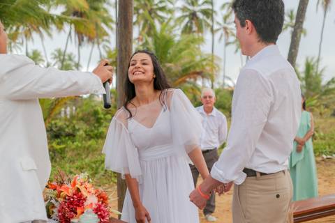 Um casamento com chuva e sol, na mesma tarde, provando que o amor é a única certeza quando o tempo decide mudar os planos.'