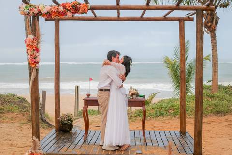 A cerimônia das areias trouxe um toque simbólico e espiritual à celebração, eternizando o momento em que duas vidas se unem em uma só.'