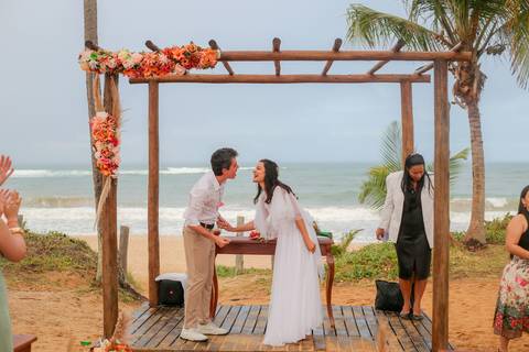 Este casamento civil em Praia do Forte foi um convite à simplicidade — um amor celebrado com o mar aos pés e o coração leve.'