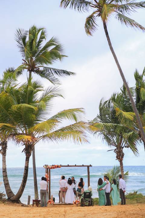 Como fotógrafo de casamentos em Praia do Forte, busco registrar não apenas imagens, mas sensações — como a emoção da chuva abençoando o final da cerimônia.'